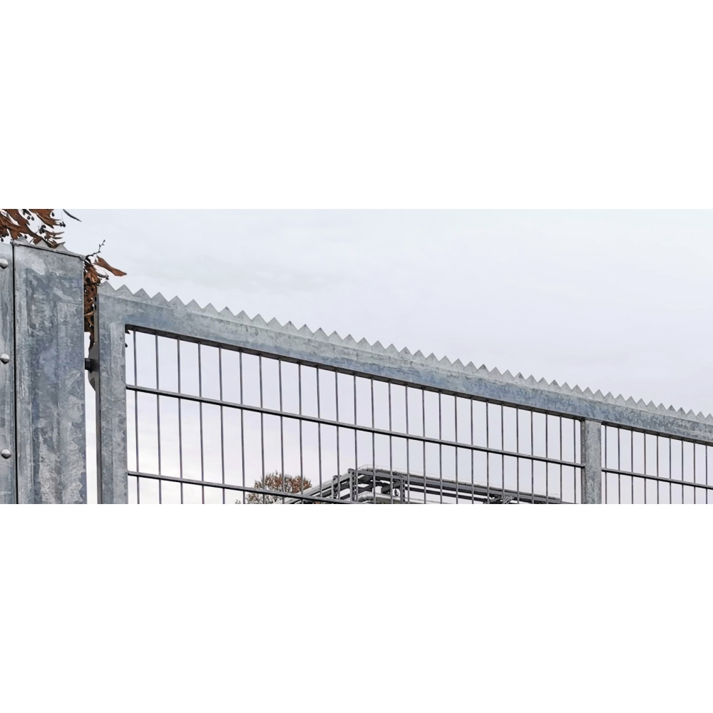Zackenleiste 40x3mm ab der Torhöhe von 1,80m aufgeschweißt